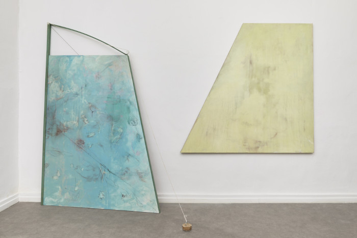 Ce que le soleil est à la mer et le sable au radeau, 2016 – 2023 Travail d’assemblage, 225cm x 360cm Acrylique et autres média sur toile de lin sur chassis trapézoïdaux, corde et ciment