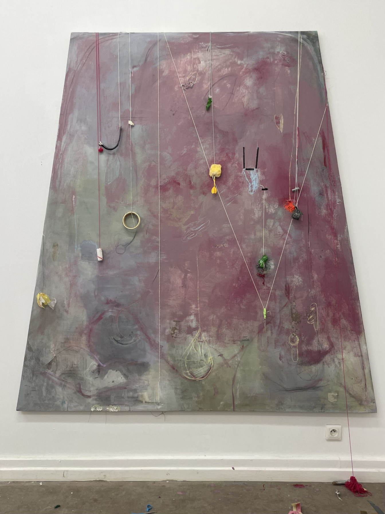 Accrochage, 2023 Acrylique sur lin, craie, ruban adhésif et objets divers accrochés par des ficelles, 195 x 160 cm